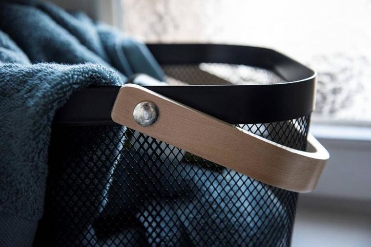 Wenko, koszyk metalowy na kosmetyki, z bambusową rączką