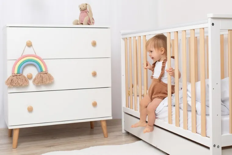 Yoonco, IWI, łóżeczko drewniane z szufladą i barierką, beż/buk