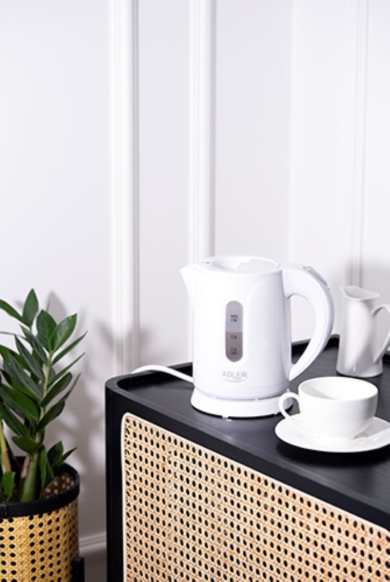 Adler, czajnik plastikowy, 0,8l