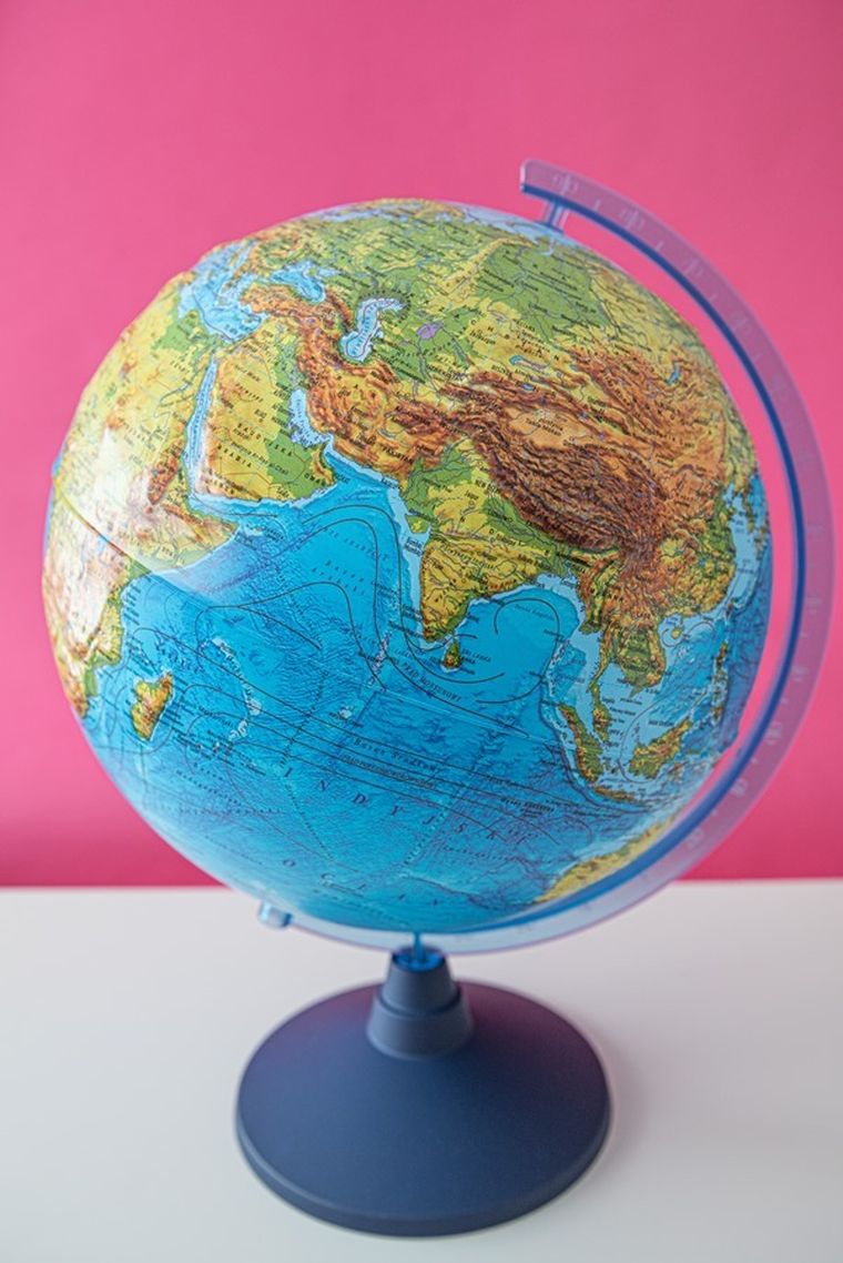 Alaysky, globus o średnicy 25 cm z mapą fizyczną, polityczną i aplikacją