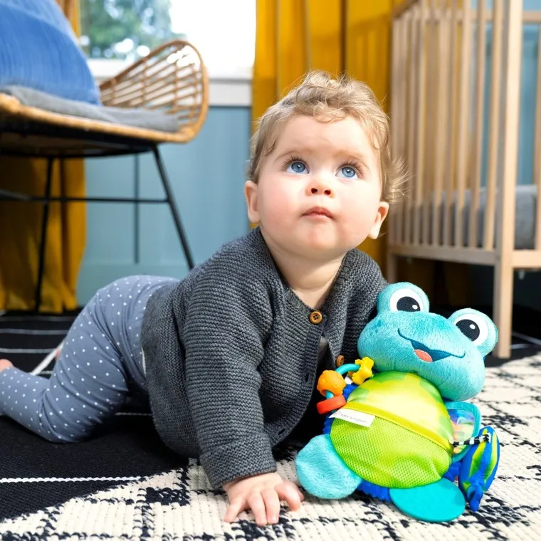 Baby Einstein, żółwik pluszowy sensoryczny do wózka z zaczepem
