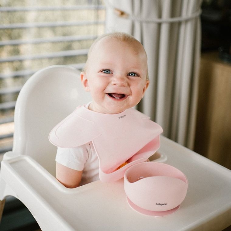 BabyOno, silikonowy śliniak z regulowanym zapięciem, różowy