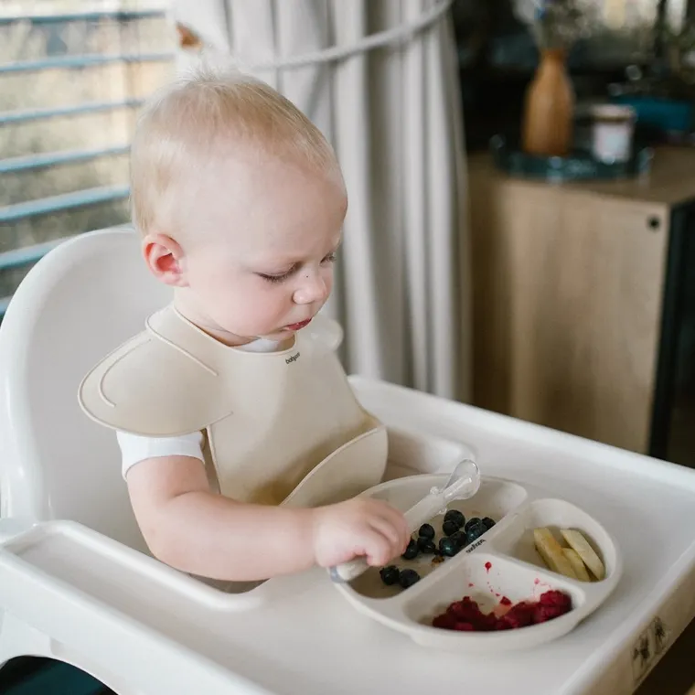 BabyOno, silikonowy talerzyk z przyssawką, beżowy