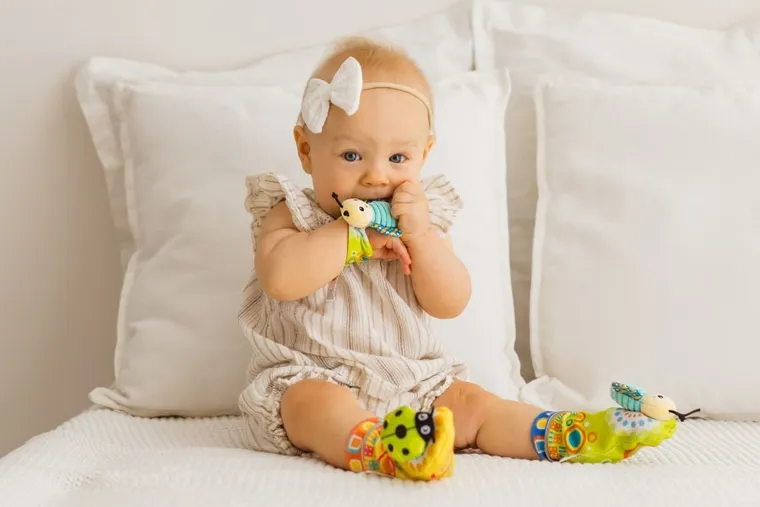 Balibazoo, Łąka, zestaw niemowlęcy: skarpetki i grzechotka na rączkę