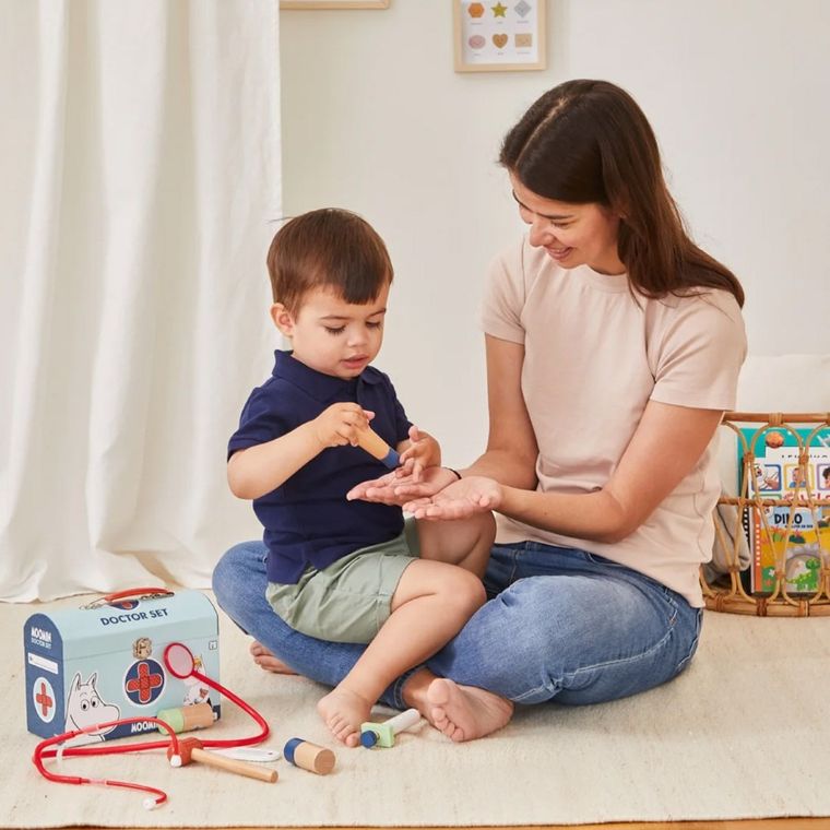 Barbo Toys, Doktor Muminków, drewniany zestaw małego lekarza w kuferku