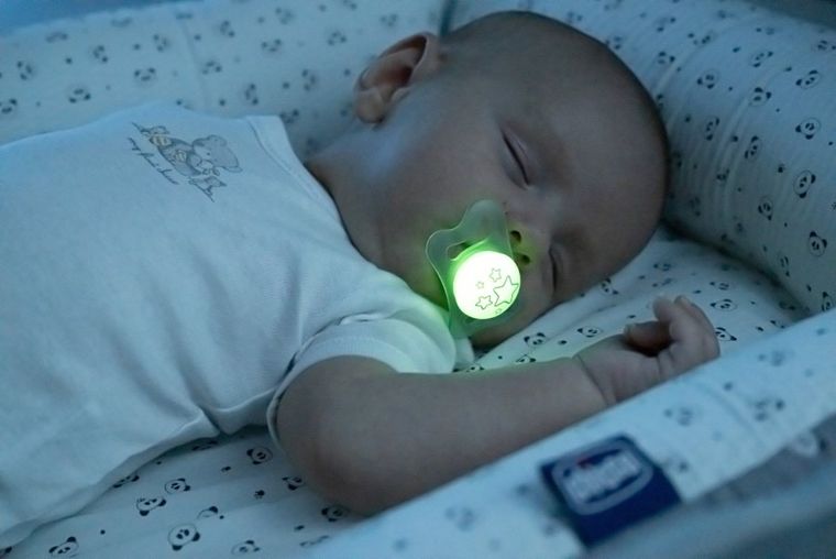 Chicco, Physioforma Micro, smoczek uspokajający, silikonowy, świecący, 0-2 m, 2 szt.