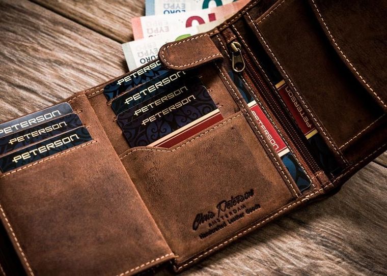 Czarny, pionowy portfel męski ze skóry naturalnej, Peterson