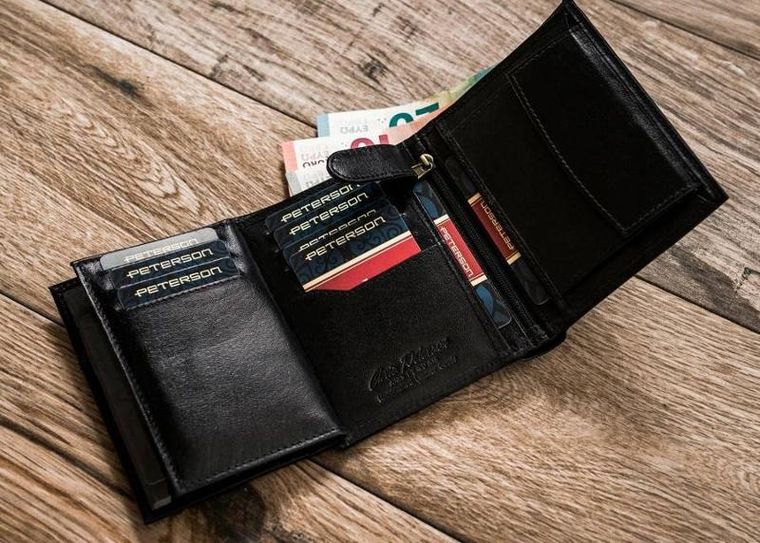 Czarny, pionowy portfel męski ze skóry naturalnej, Peterson