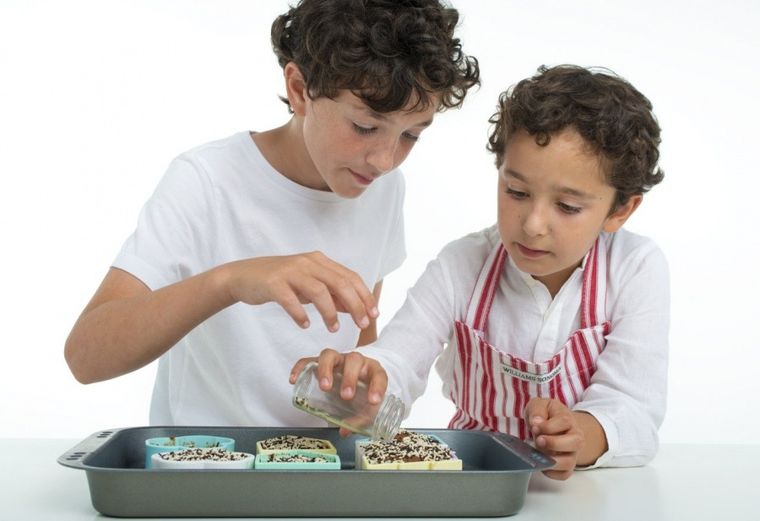 Dena, ludzik i domek, klocki silikonowe, violet pastel