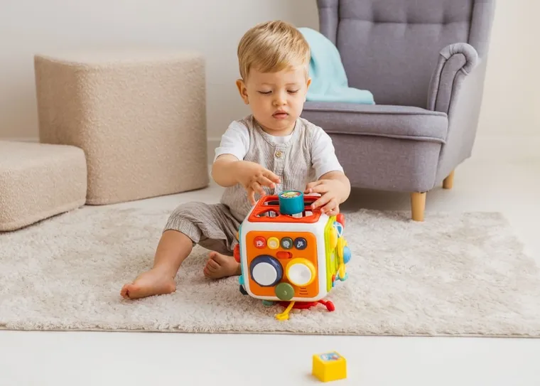 Dumel Discovery, Kostka kosmiczna zabawa, zabawka niemowlęca