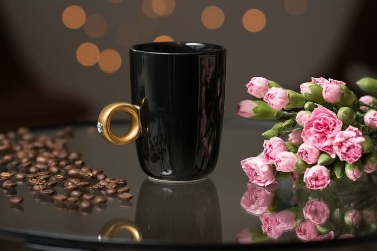 Dwukaratowy kubek, czarny ze złotym pierścieniem