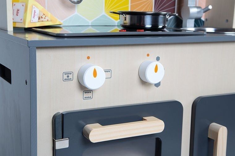 Janod, drewniana kuchnia z dźwiękiem, światłem LED i 6 akcesoriami