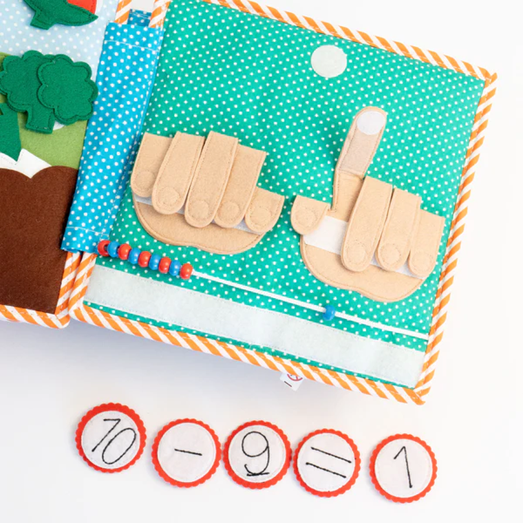 Jolly Designs. 1 2 3. Książeczka sensoryczno-manipulacyjna