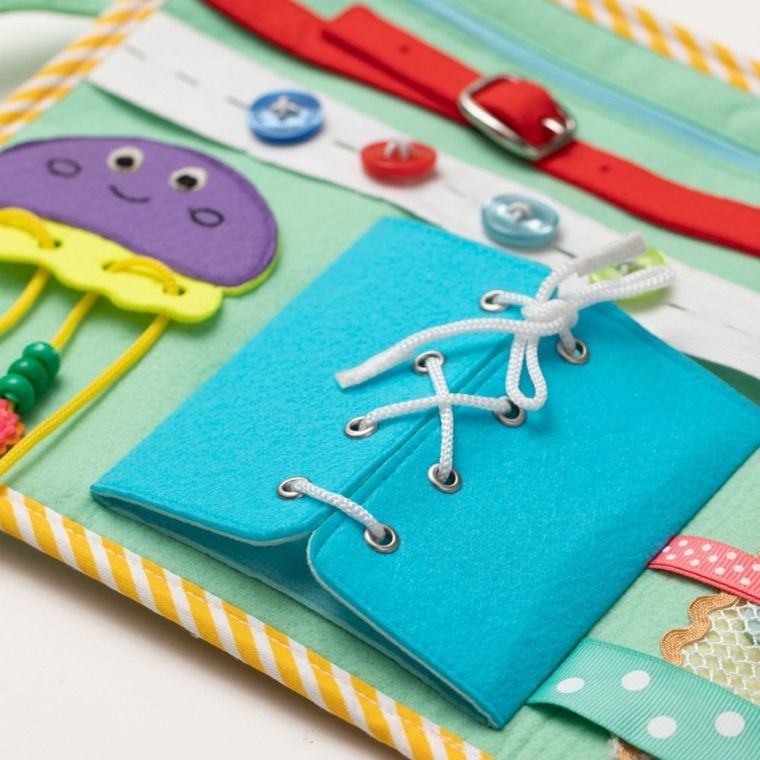 Jolly Designs. Kosmos. Tablica manipulacyjna. Książeczka sensoryczna