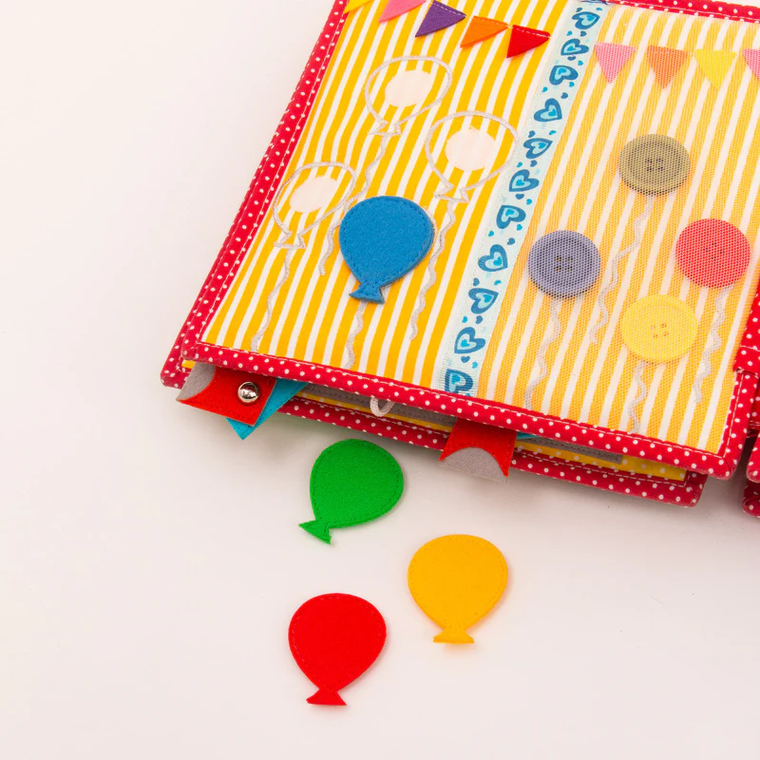 Jolly Designs. Szczęście. Książeczka sensoryczno-manipulacyjna