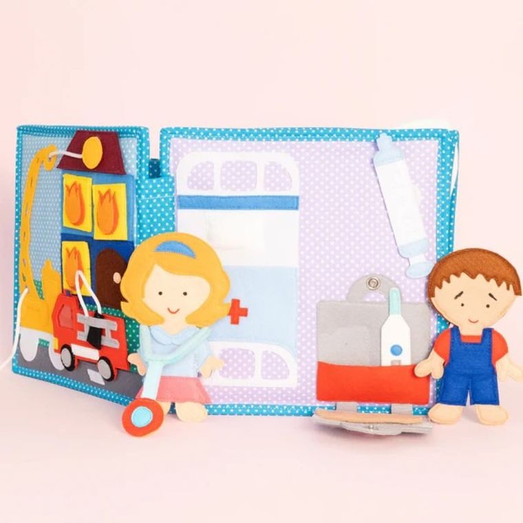 Jolly Designs. Zawody. Książeczka sensoryczno-manipulacyjna