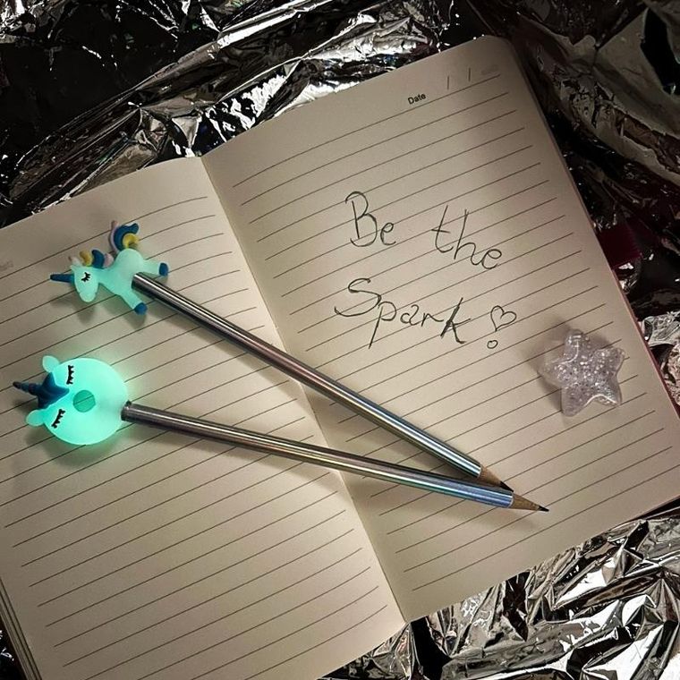 Kidea, ołówek HB z figurka, świecące w ciemności, 2 szt.