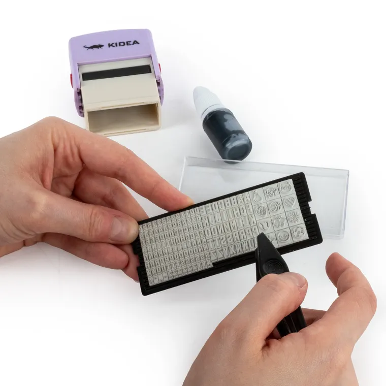 Kideaa, stempel do tkanin z literkami