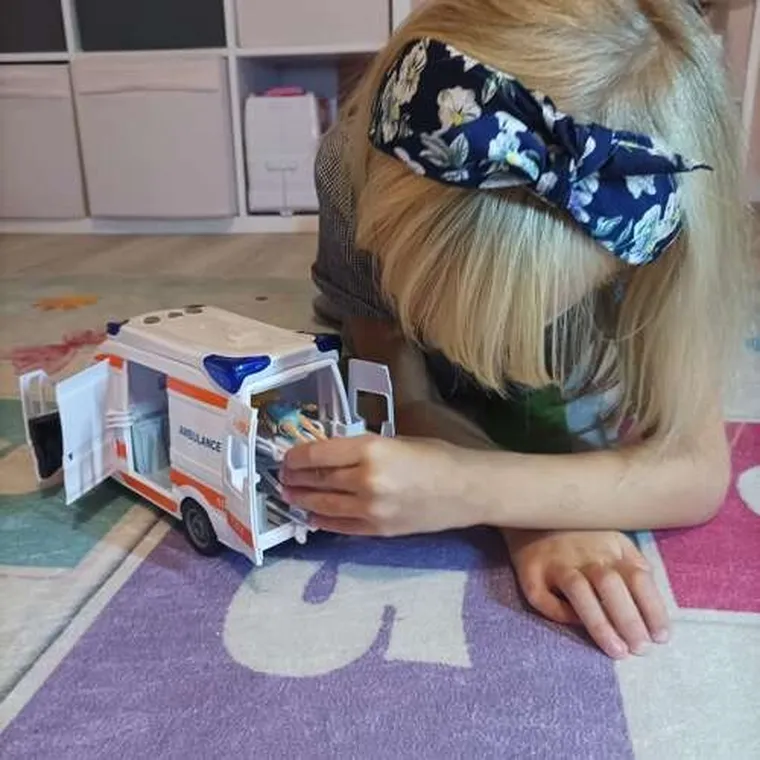 Kruzzel, karetka pogotowia, ambulans, pojazd interaktywny