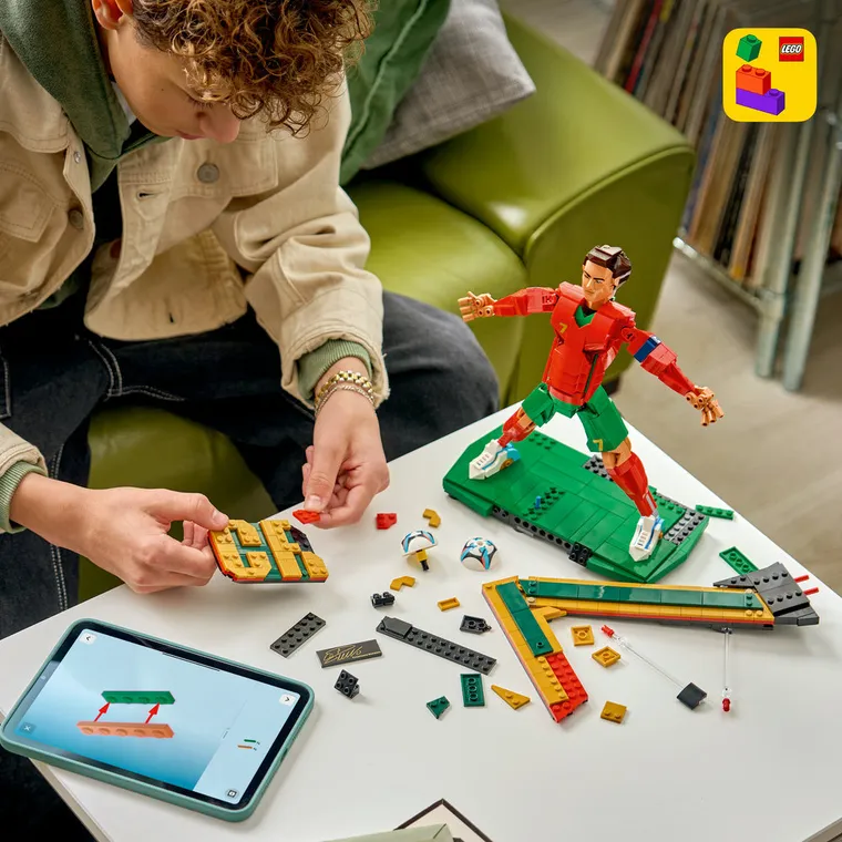 LEGO Editions, Cristiano Ronaldo - piłkarska legenda, 43016