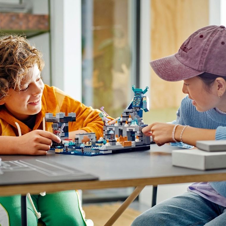 LEGO Minecraft, Bitwa w mrocznej głębi, 21246