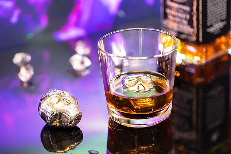 Metalowe kostki do drinków, czaszki