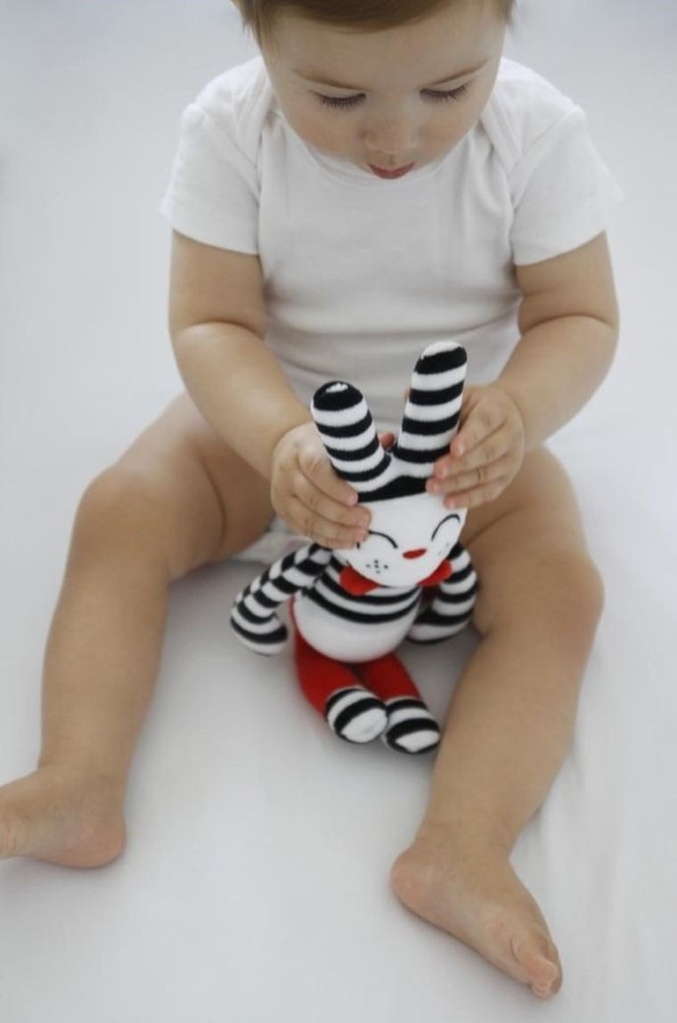 Mom's Care, hycuś, kontrastowa maskotka grzechotka, zabawka sensoryczna