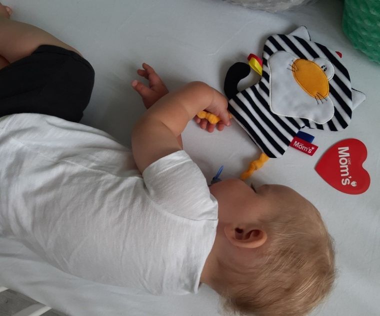 Mom's Care, kot pasiak, kontrastowa zabawka zawieszka sensoryczna