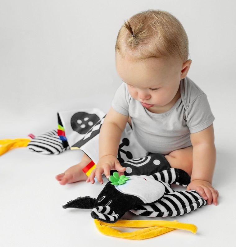 Mom's Care, krówka, książeczka do łóżeczka, zabawka sensoryczna