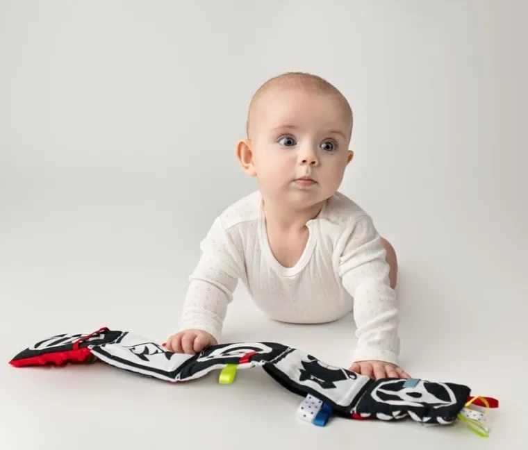 Mom's Care, mała książeczka, kontrastowa zabawka sensoryczna, czerwona