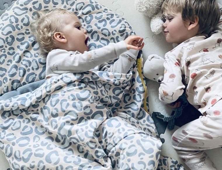 Motherhood, śpiworek przedszkolaka, puzzle szaro-różowe