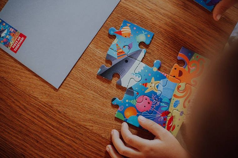 Mudpuppy, Rekin, puzzle-kartka z życzeniami, 12 elementów