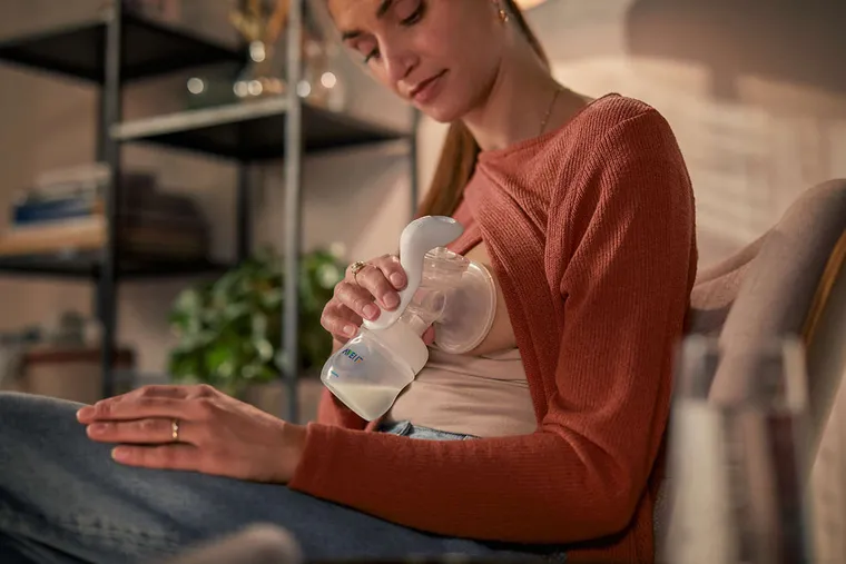 Philips Avent, laktator ręczny Natural Motion SCF430/13 (w zestawie z pojemnikami na pokarm VIA)