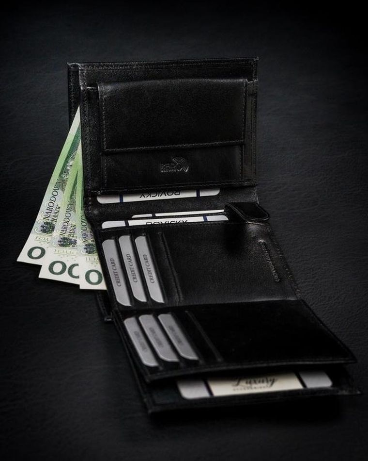 Portfel, czarno-czerwony, skórzany, RFID, Rovicky