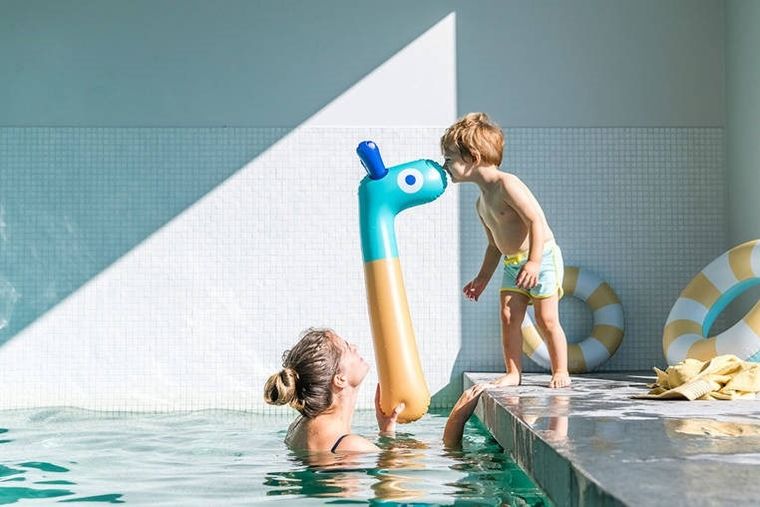 Quut, dmuchany makaron do pływania, żyrafa