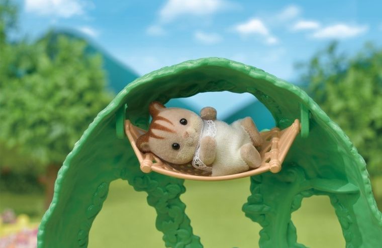 Sylvanian Families, przedszkolny domek na drzewie z figurką, 5318