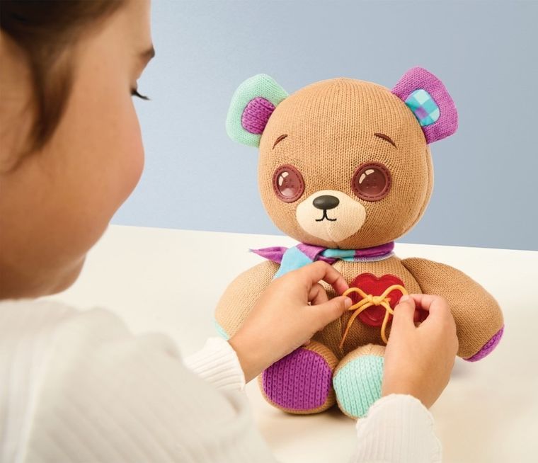 Thready Bear, Miś Guziczek, Miś z magicznymi guzikowymi oczami, maskotka interaktywna