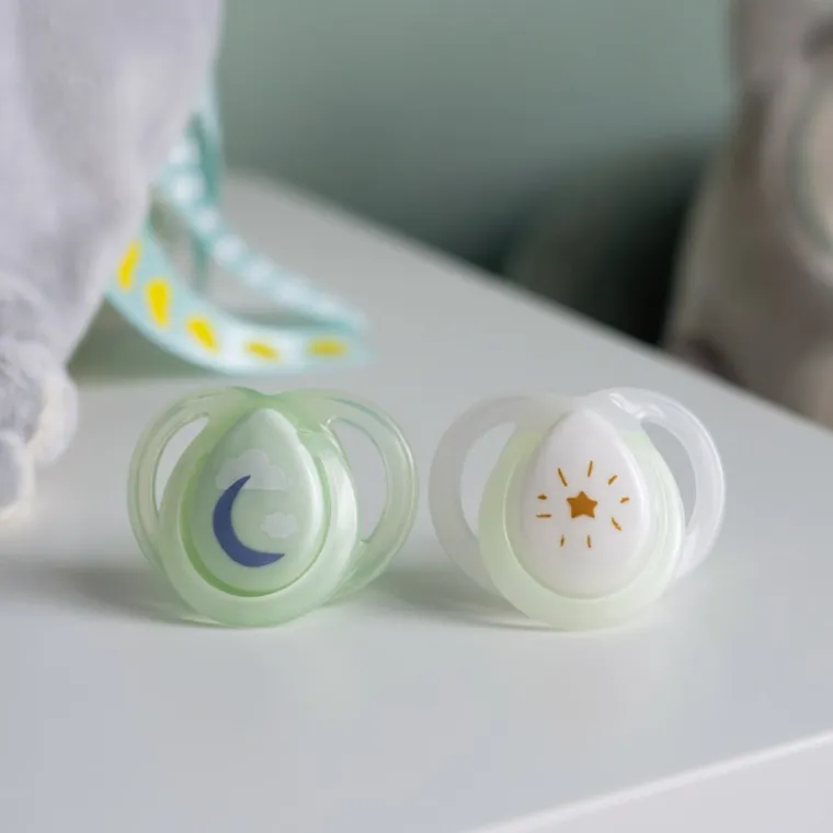 Tommee Tippee, Night, smoczek uspokajający, 0-6 m, 2 szt.