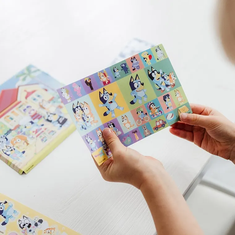 Totum, Bluey, zestaw naklejek z tłem