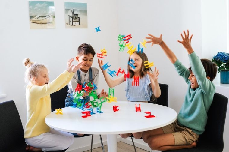 Trefl, Mistakos, Krzesła, gra zręcznościowa