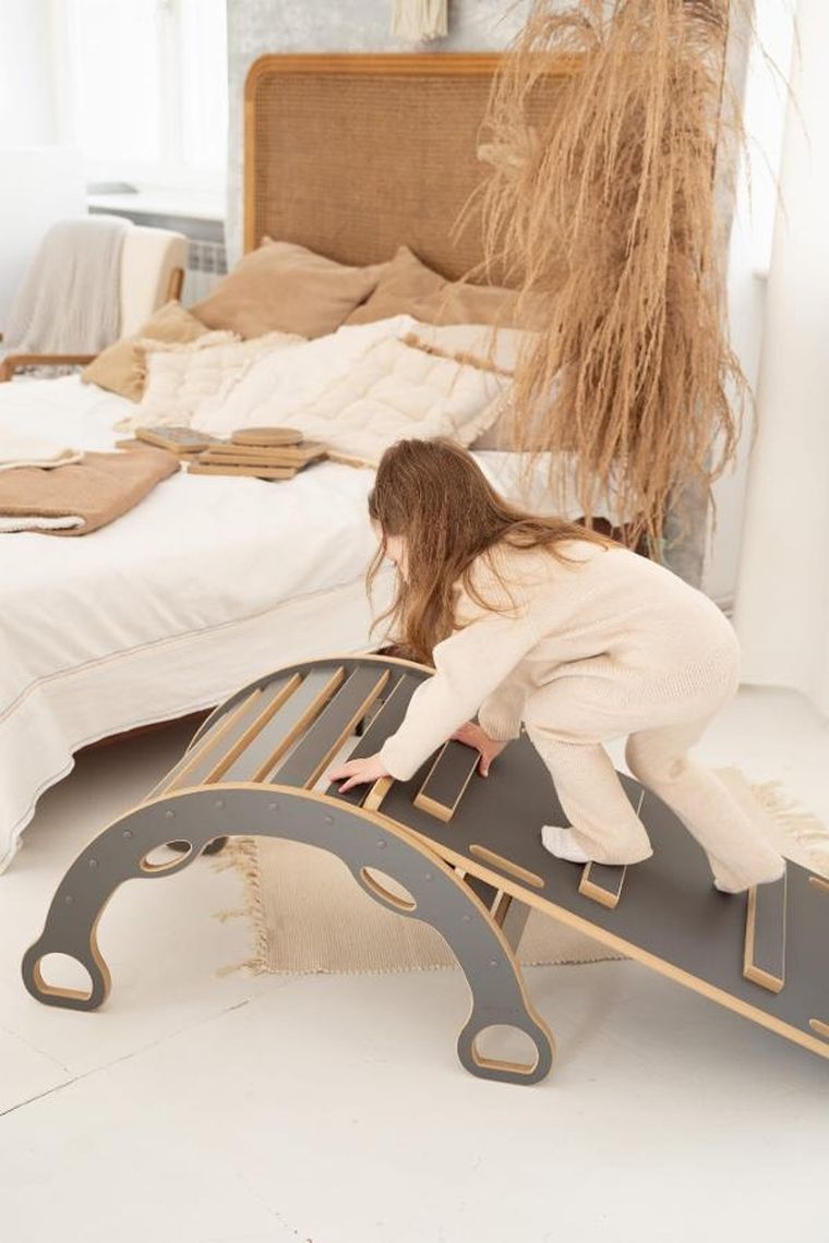 tupti.wood, 3w1, mały bujak montessori z uchwytami, szary + mała zjeżdżalnia, drabinka + blat, szary
