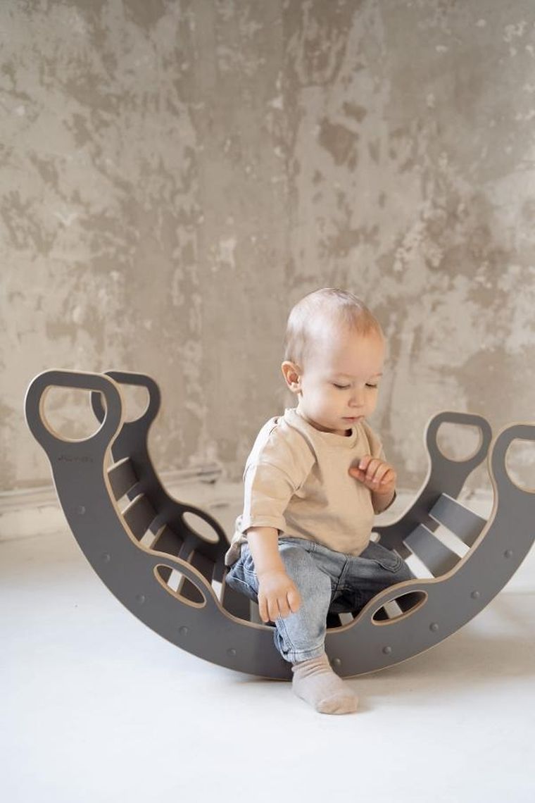 tupti.wood, mały bujak montessori z uchwytami, szary