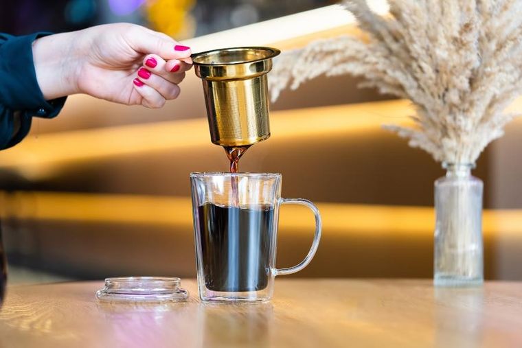 Vialli Design, szklanka z podwójną ścianką z zaparzaczem Amo, 300 ml