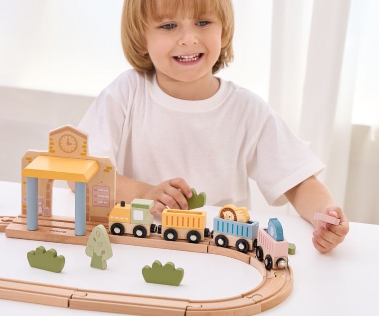 Viga, PolarB, drewniana kolejka z torami i stacją