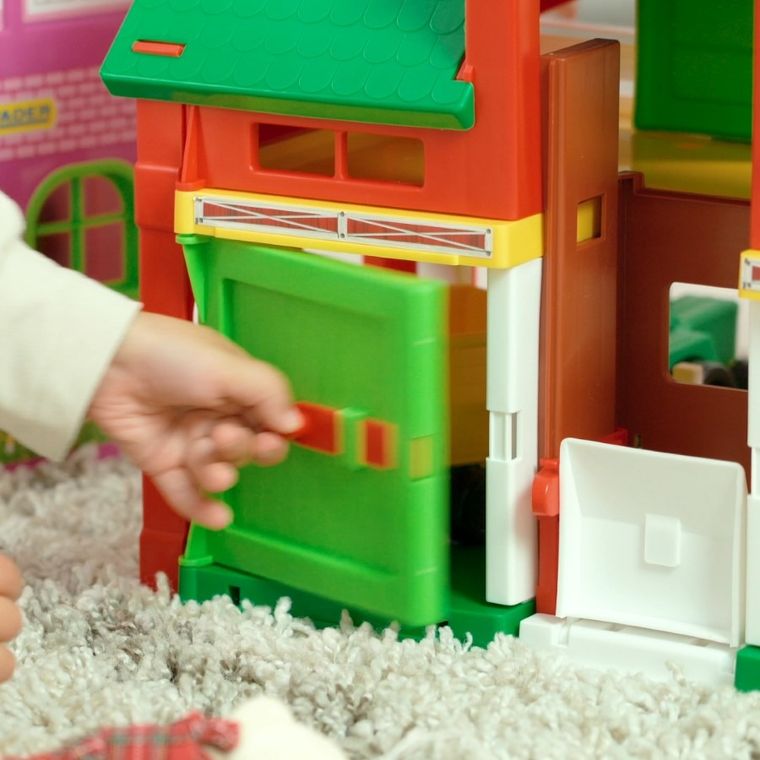 Wader, Play House, farma