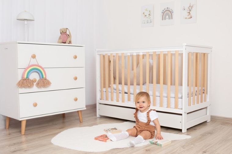 Yoonco, IWI, łóżeczko drewniane z szufladą i barierką, białe