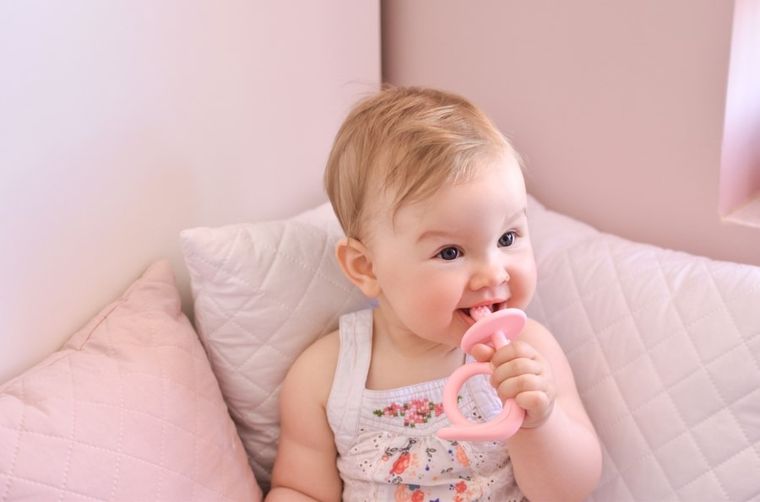 Akuku, gryzak silikonowy, ślimak, różowy