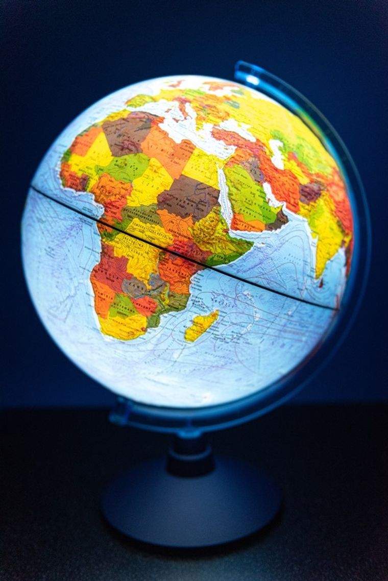 Alaysky, globus o średnicy 25 cm z mapą fizyczną, polityczną i aplikacją