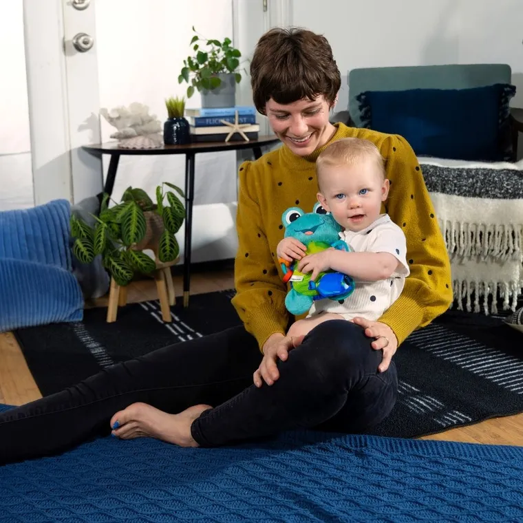 Baby Einstein, żółwik pluszowy sensoryczny do wózka z zaczepem