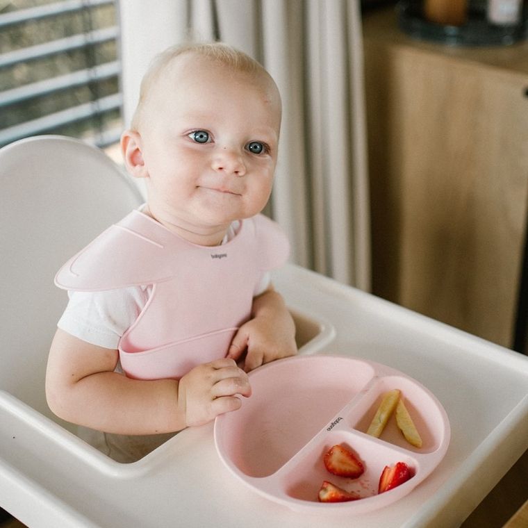 BabyOno, silikonowy śliniak z regulowanym zapięciem, różowy